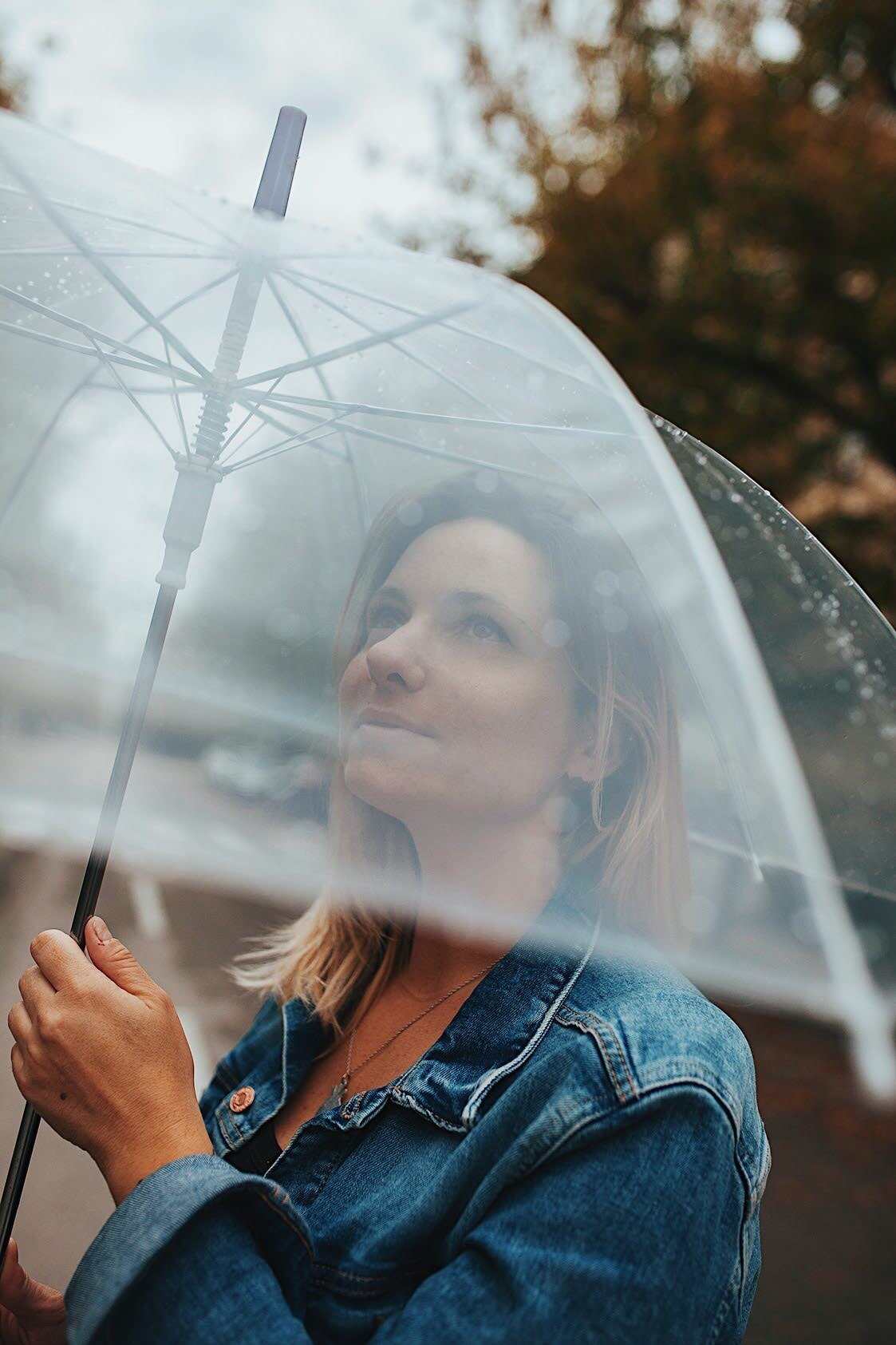 servizio fotografico di ritratto con Laura - sotto la pioggia - fotografia dedicati del tempo Deborah Brugnera