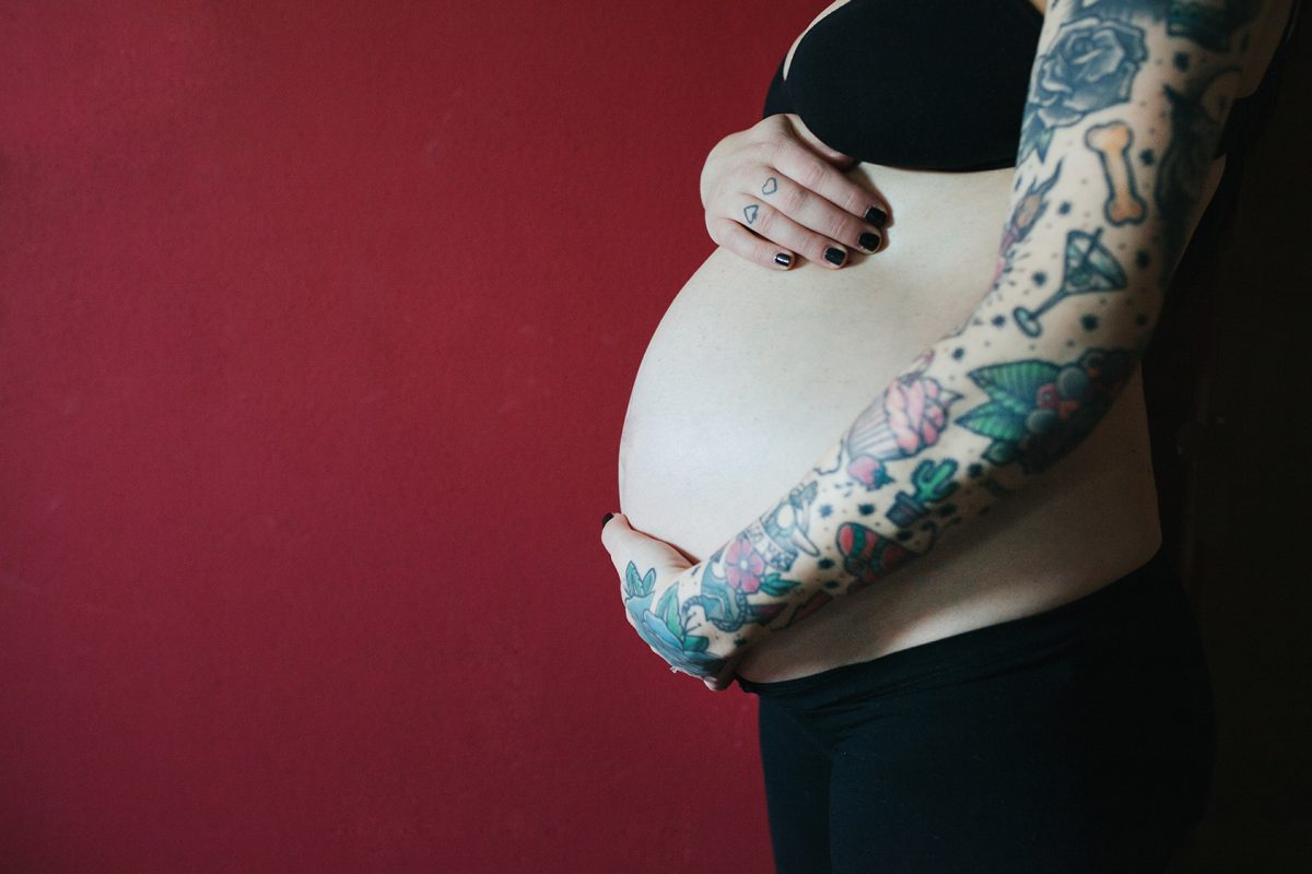 Servizio fotografico di gravidanza maternità Martellago Mestre Venezia_Sara dettaglio pancia tatuaggi_fotografa professionista Deborah Brugnera