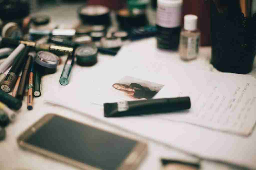Foto backstage sfilata di moda: preparazione dietro le quinte